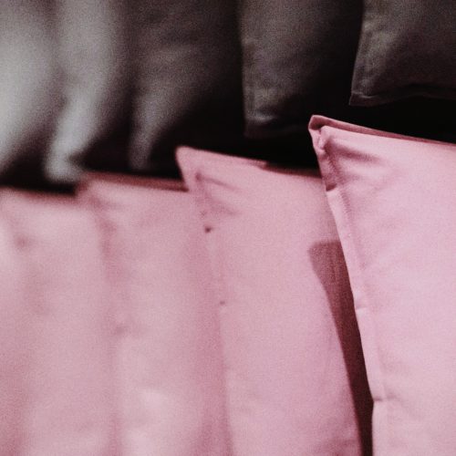 Ergonomiczne poduszki – jak wspierają zdrowy kręgosłup i redukują bóle szyi?